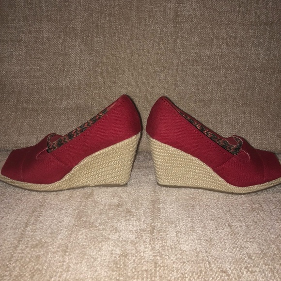 Faded Glory Red Wedge - Size 7 - Picture 4 of 6